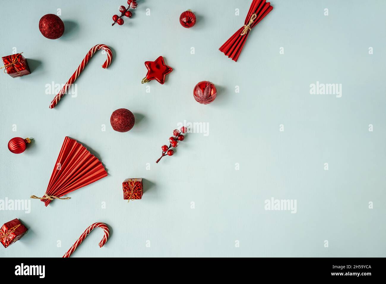 Décoration rouge boules de Noël sur fond bleu.Flat lay, espace de copie.Concept de vacances. Banque D'Images