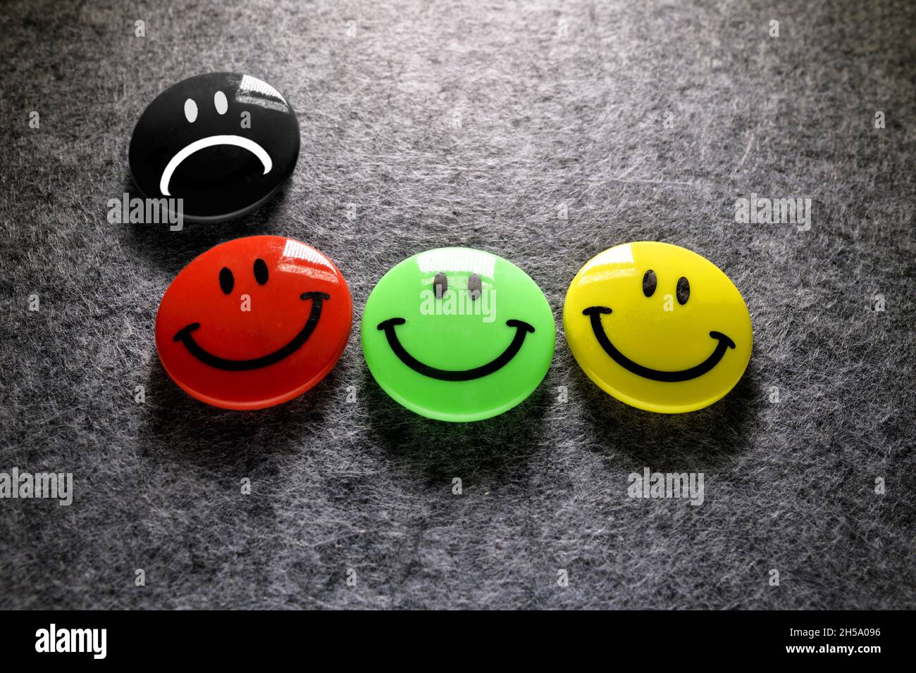 Farbige Smileys in Rot, Grün und Gelb und abgeschlagener schwarzer Smiley, Symbolfoto Koaus Dim, Grüne und FDP, Ampel-Koiten Banque D'Images