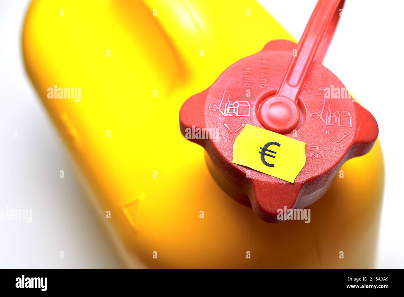 Benzinkanister mit Preisetikett, steigende Kosten für Kraftstoffe Banque D'Images