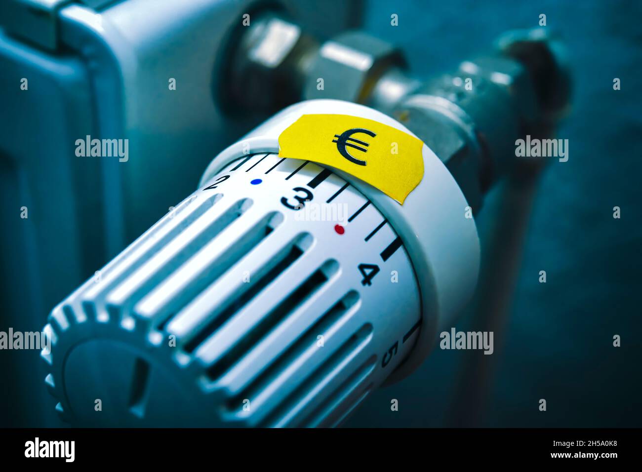 Thermostat mit Preisetikett, steigende Heizkosten Banque D'Images