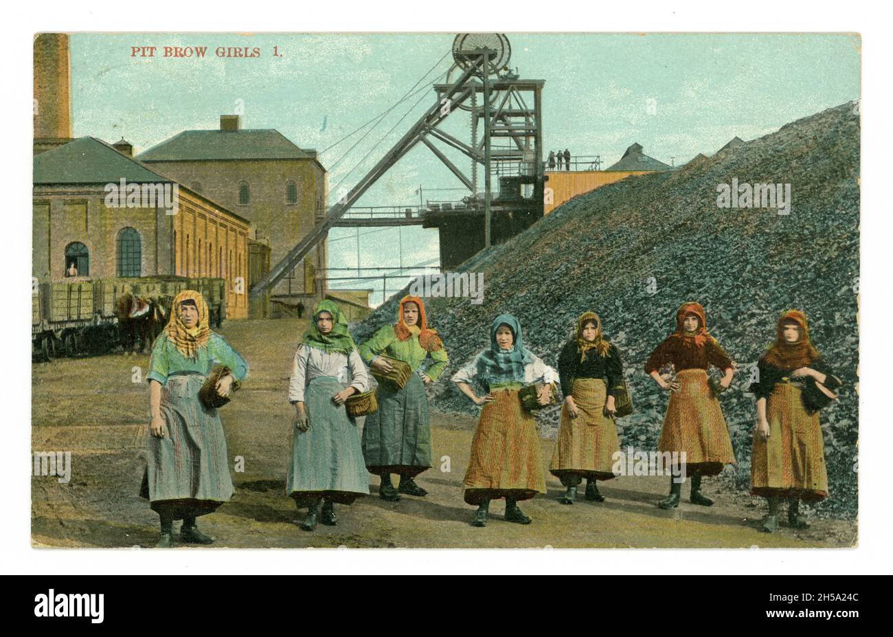 Carte postale originale du début des années 1900 de jeunes filles à front de mer portant un foulard, des vêtements de travail, à la tête de la fosse, la mine de charbon Wigan Junction, Lancashire, Angleterre, Royaume-Uni a publié en 1911, mais image des environs de 1905. Banque D'Images