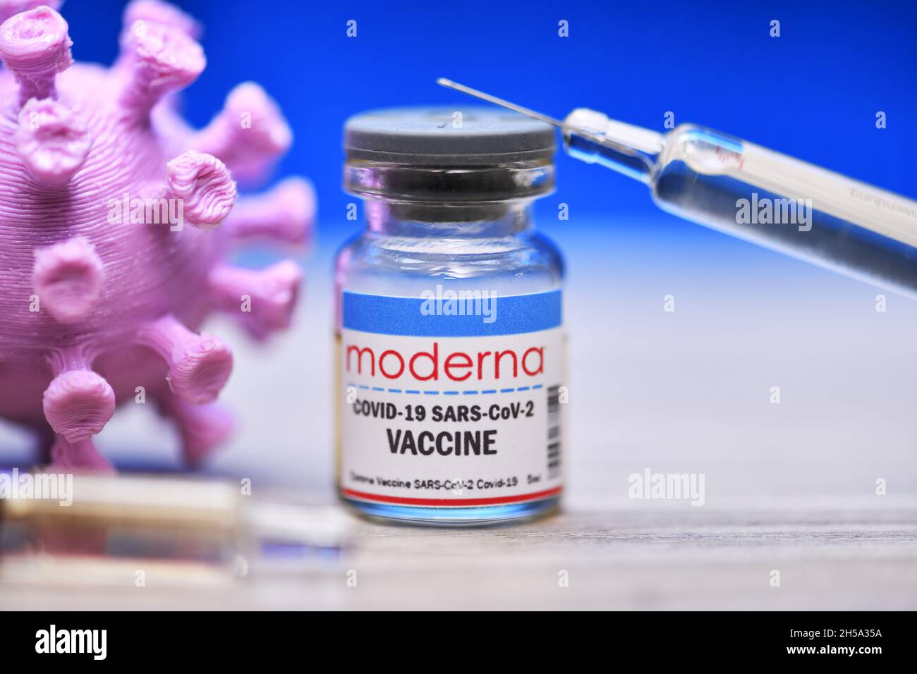 Injektionsflasche mit Impsprritze und coronavirus-Modell, Corona-Immfstoff von Moderna, Symbolfoto Banque D'Images