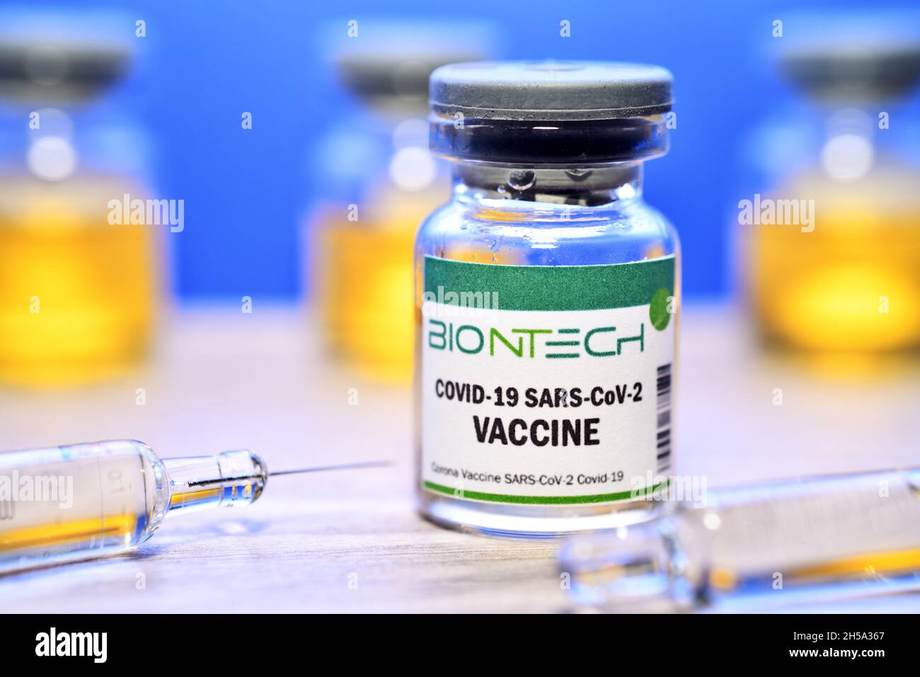 Injektionsflasche mit Impsprritzen, Corona-Impfstoff von Biontech, Symbolfoto Banque D'Images
