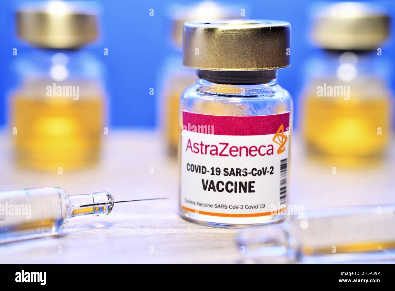 Injektionsflasche mit Impsprritzen, Corona-Impfstoff von AstraZeneca, Symbolfoto Banque D'Images