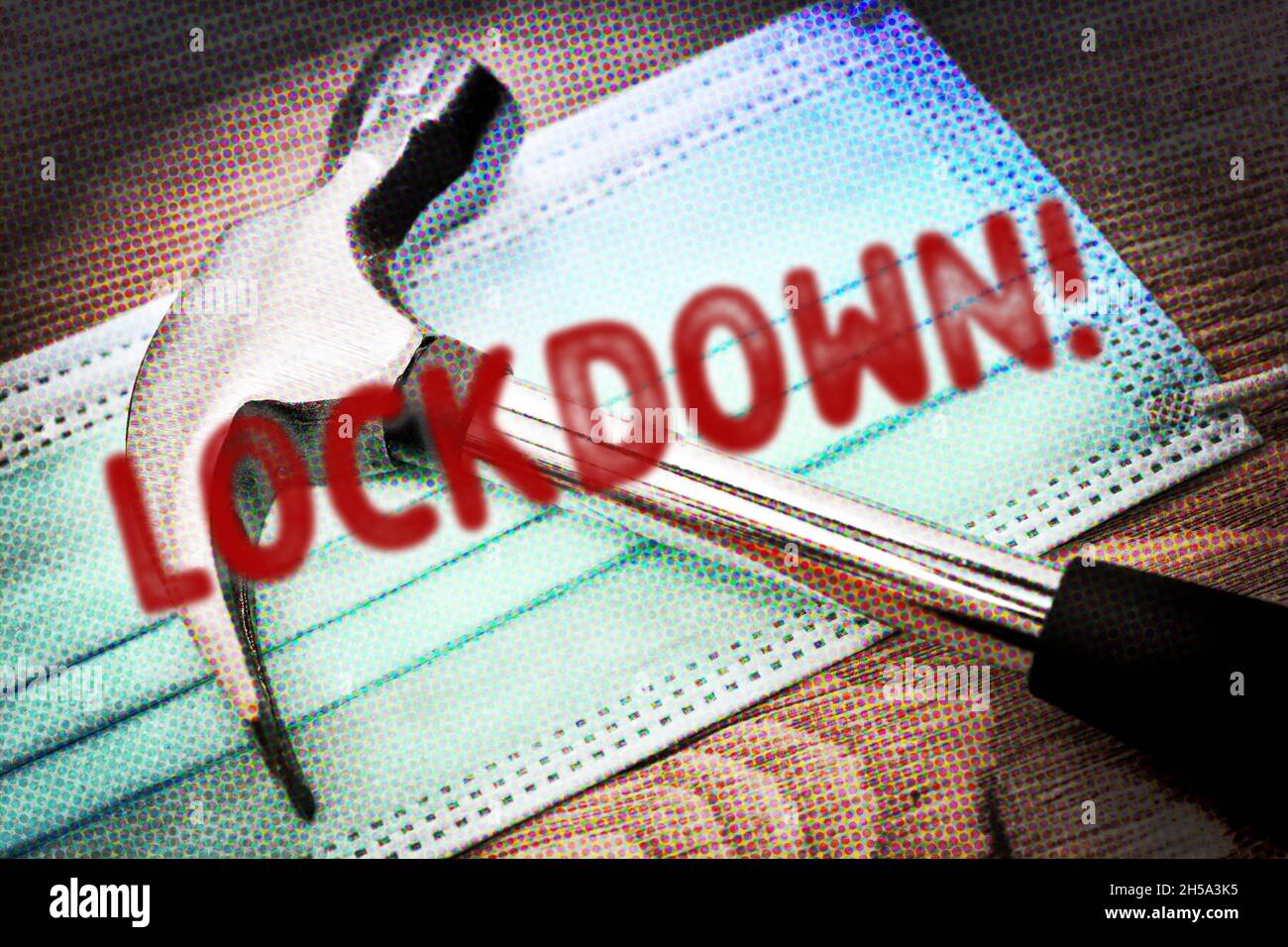FOTOMONTAGE, Hammer auf Schutzmaske und Schriftzug Lockdown, Symbolfoto harter Lockdown Banque D'Images