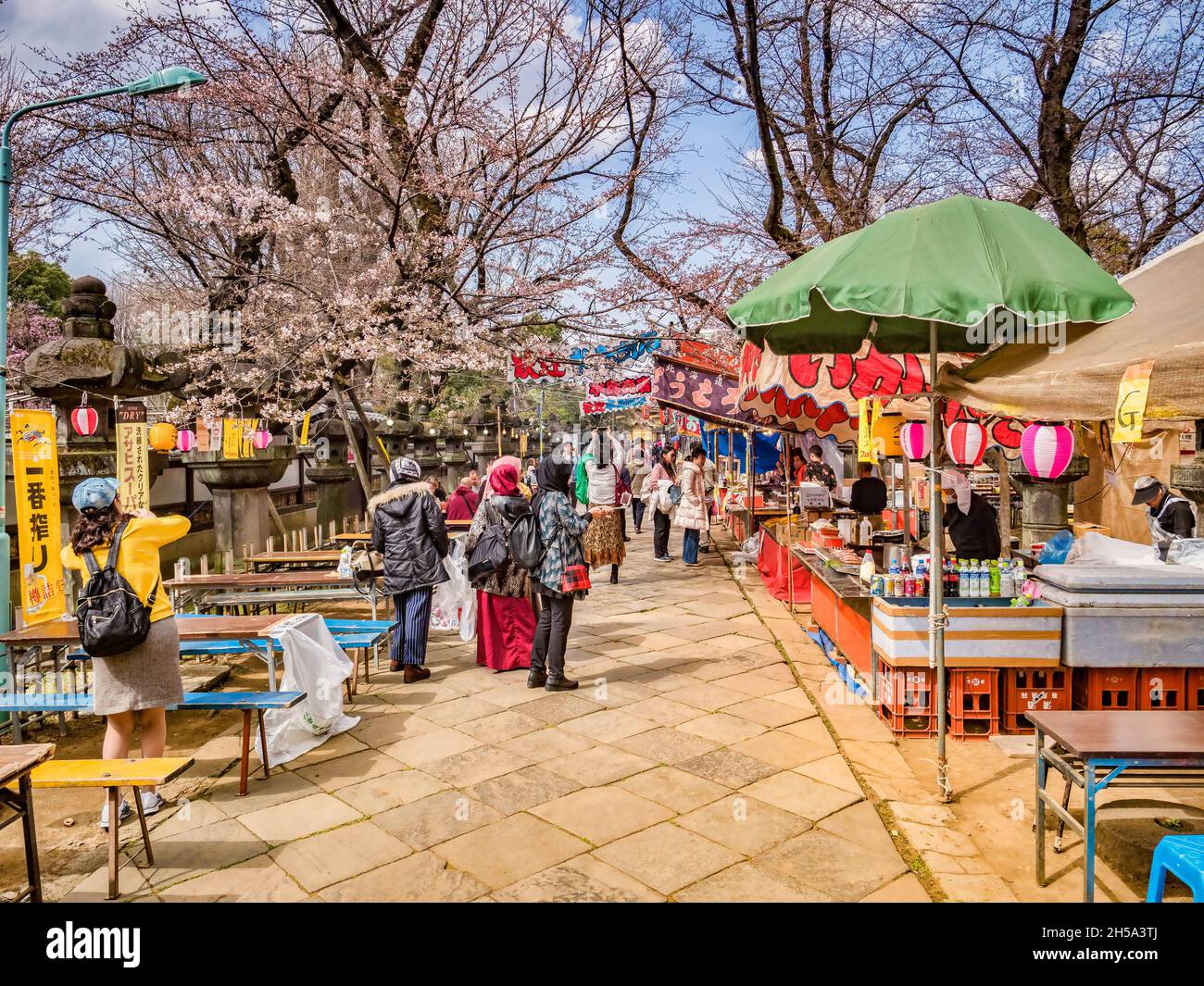 22 mars 2019: Tokyo, Japon - stands de nourriture le long de l'approche du Shinto Ueno Toshogu Shinto Shrine dans le parc Ueno Onshi, Tokyo, au printemps. Banque D'Images