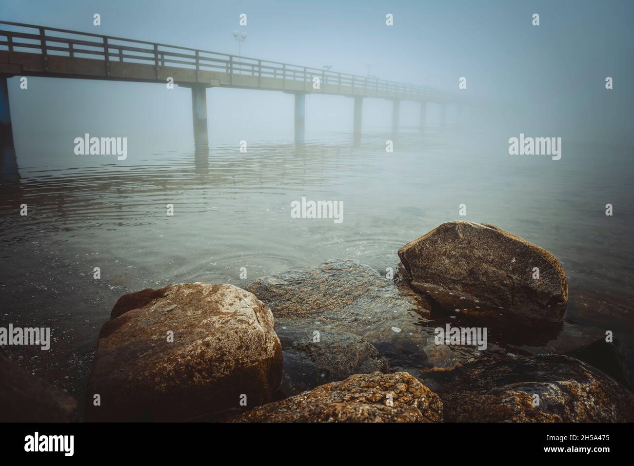 Seebruecke im Nebel in Haffkrug, Scharbeutz, Schleswig-Holstein, Deutschland, Europa Banque D'Images