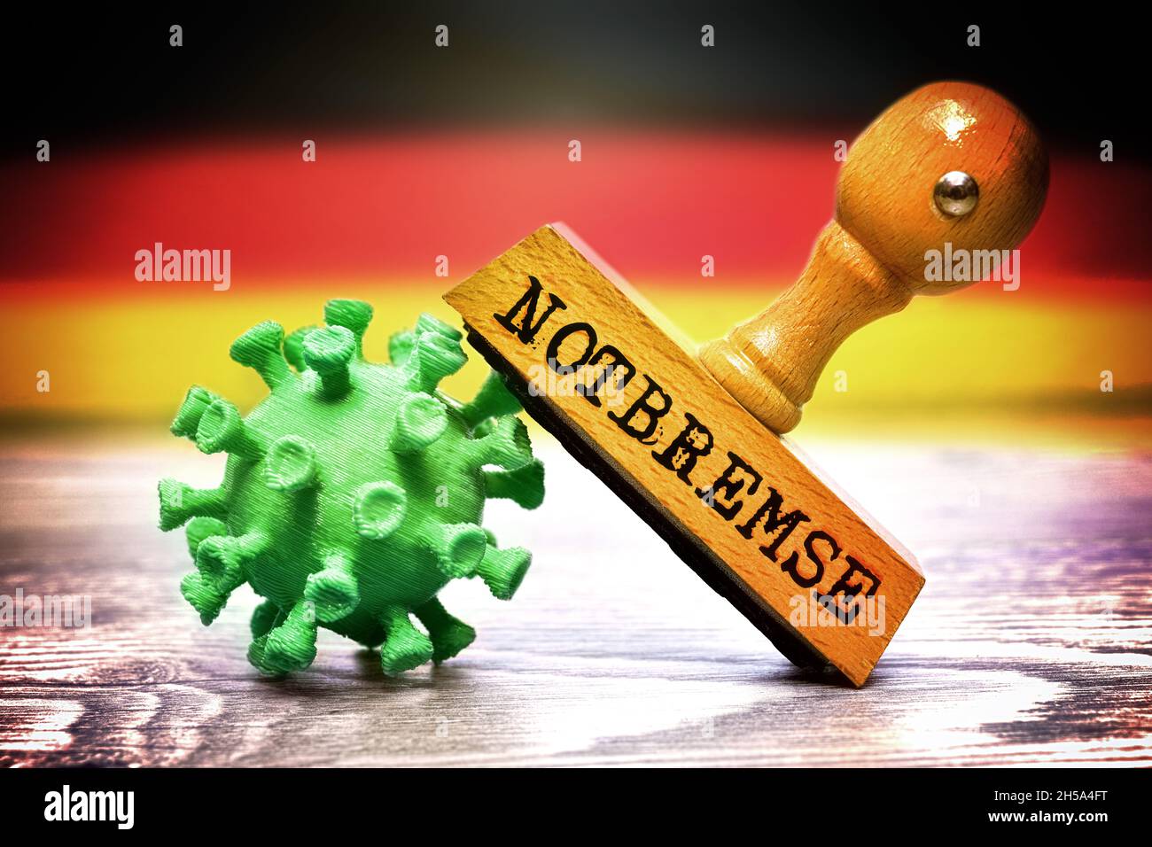 FOTOMONTAGE, Stempel mit der Aufschrift Notbremse auf coronavirus vor Deutschlandfahne, Symbolfoto Corona-Notbremse Banque D'Images