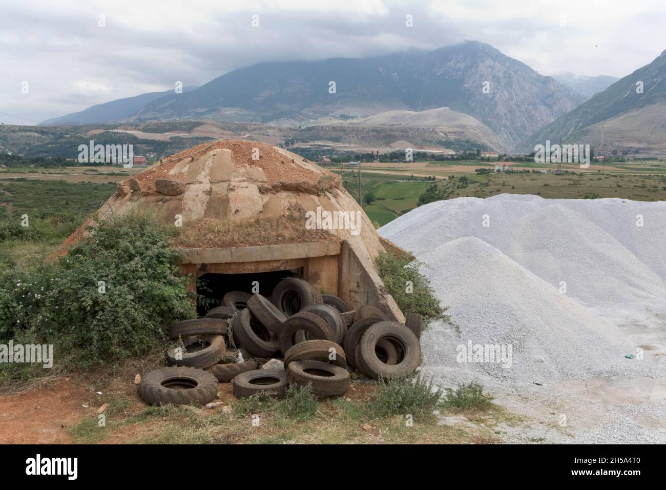 Le bunker est maintenant utilisé pour stocker les pneus de camion pour une usine de traitement des granulats.Kükës. Banque D'Images