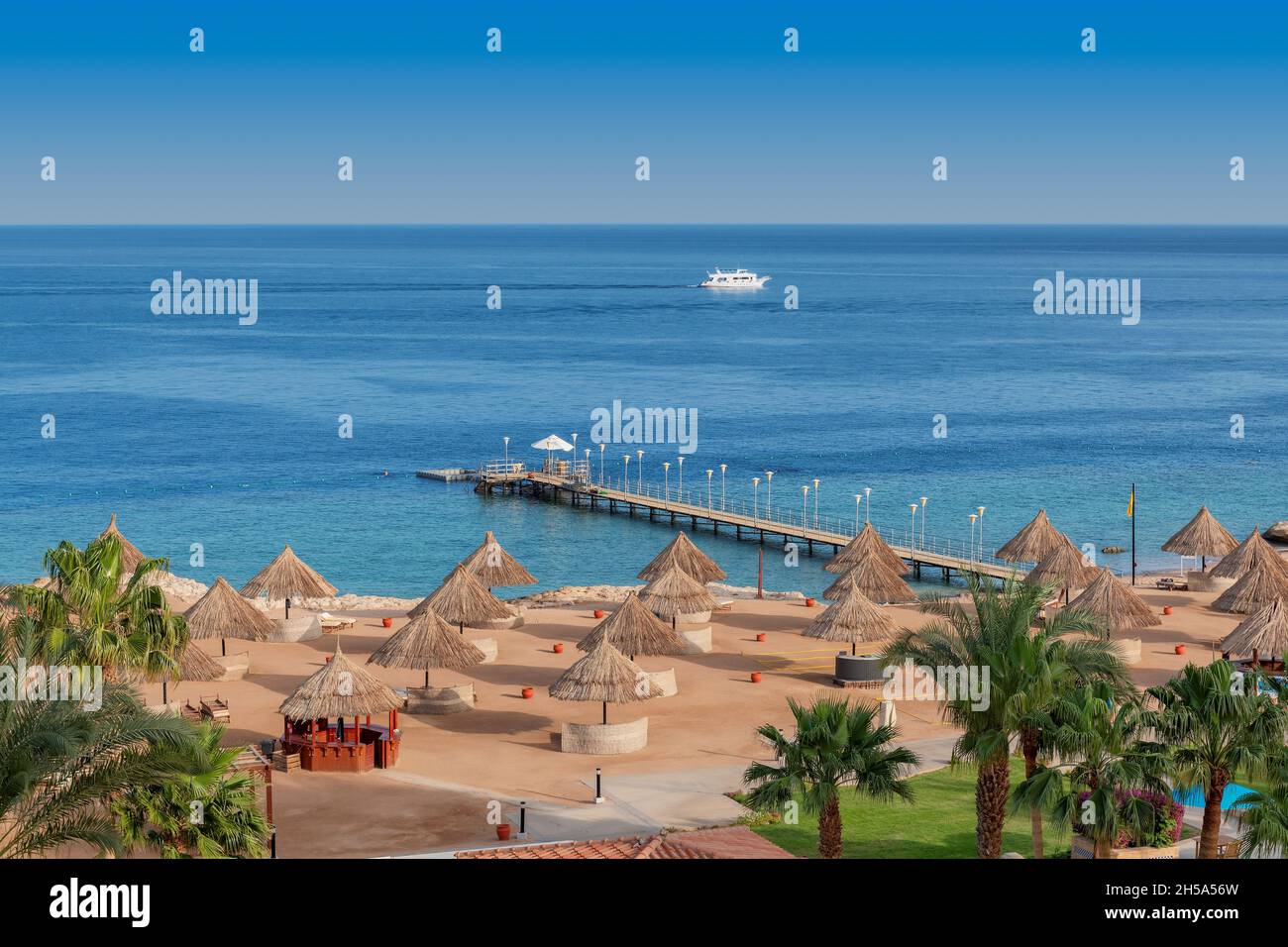 Plage ensoleillée dans un complexe tropical Banque D'Images