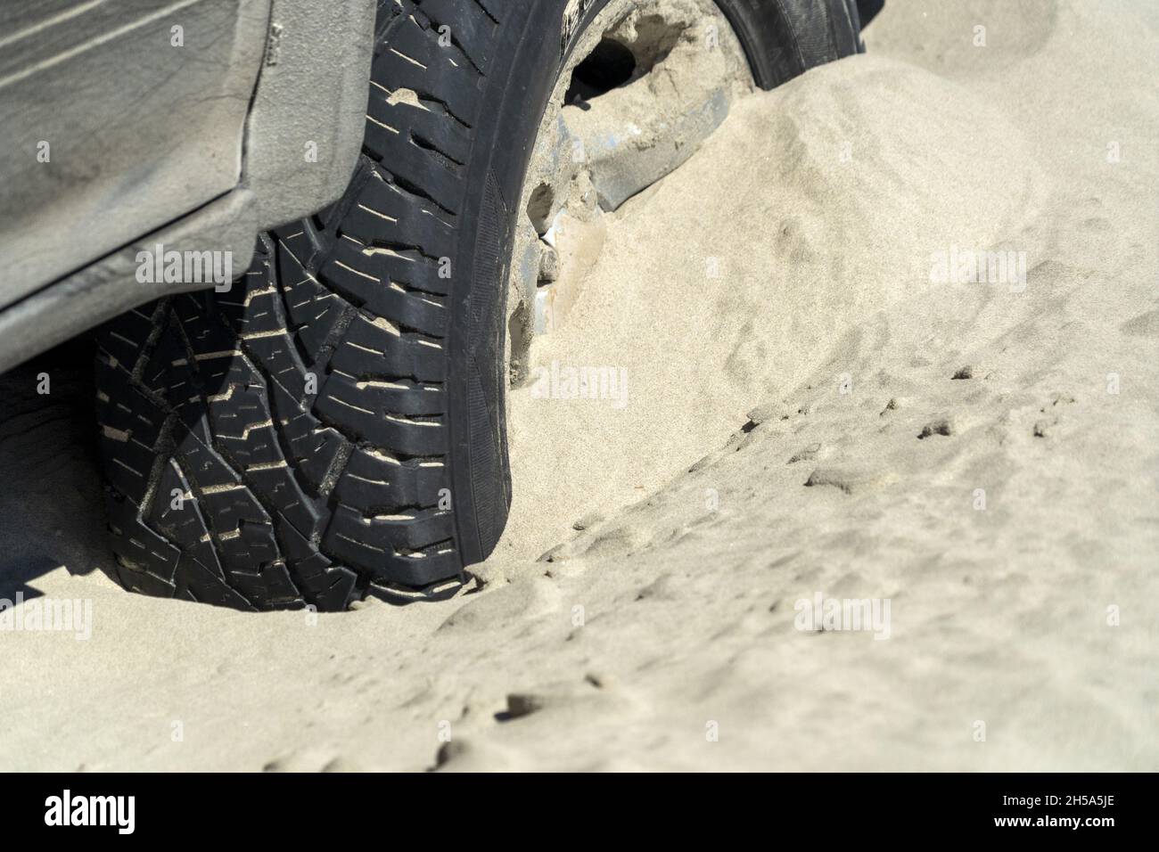 Pneu de voiture à tablettes dans le sable 4x4 Photo Stock - Alamy