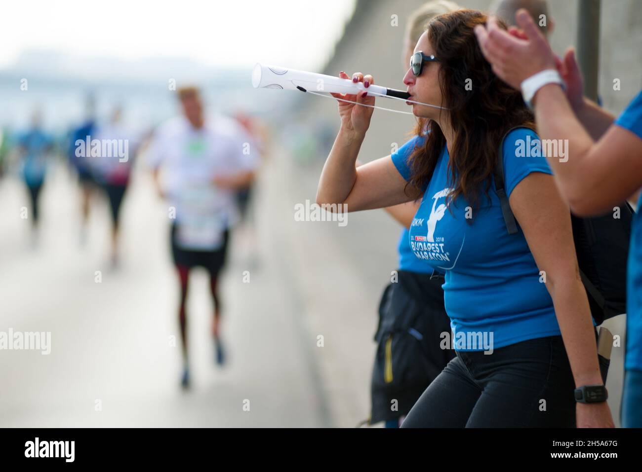 Un groupe de fans applaudisse les coureurs au marathon de Budapest Banque D'Images