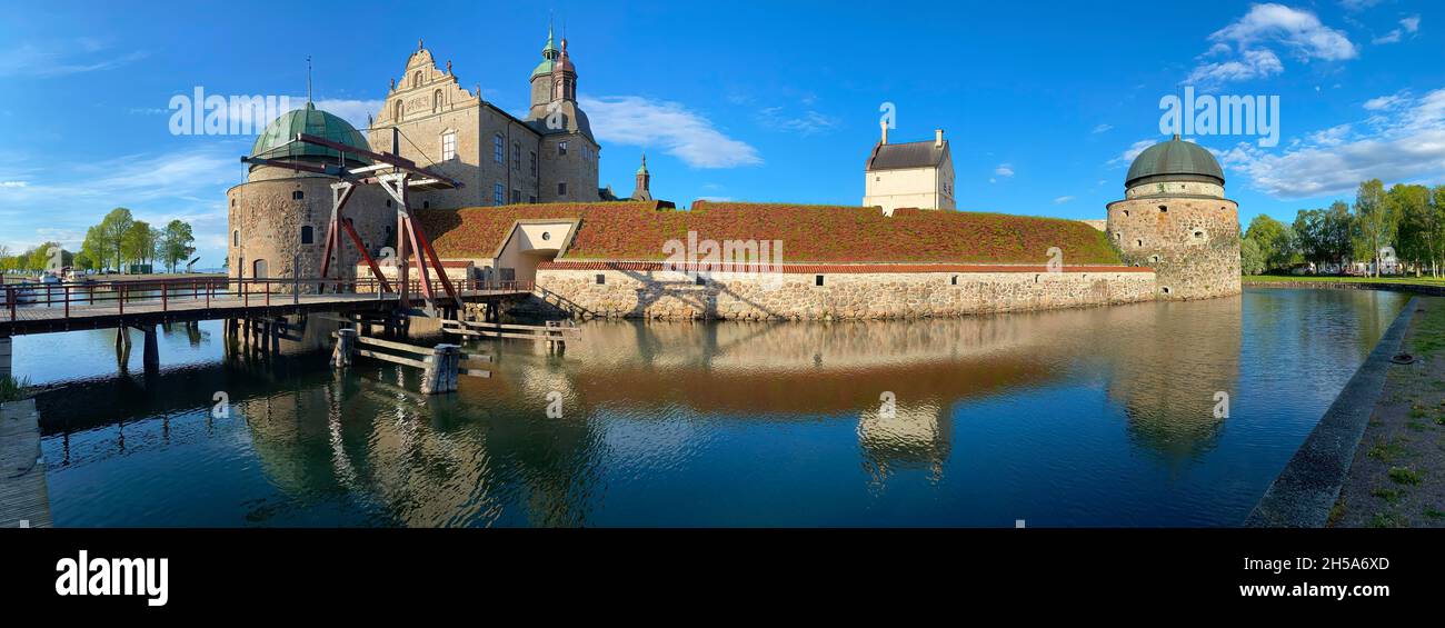 Vadstena, Suède - 23 mai 2021 : vue panoramique sur le château de Vadstena dans une belle après-midi ensoleillée avec réflexion sur l'eau Banque D'Images