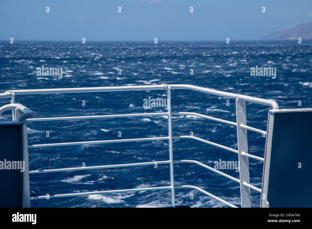 Mer orageuse de la sécurité d'un grand ferry Banque D'Images