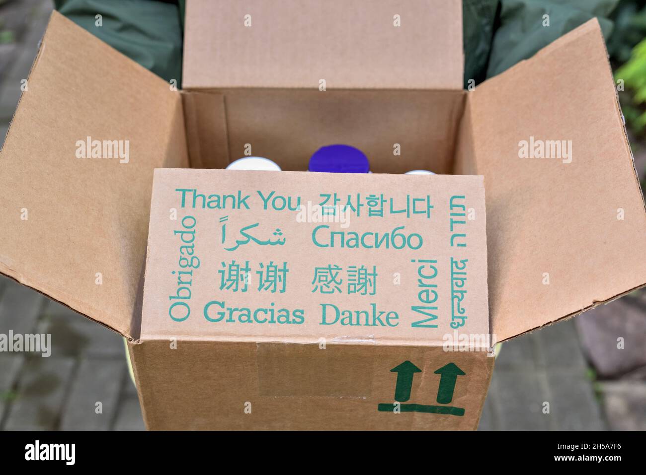 Colis avec texte Merci dans différentes langues.Merci inscription en différentes langues sur la boîte en carton.Livraison de colis par messagerie Banque D'Images