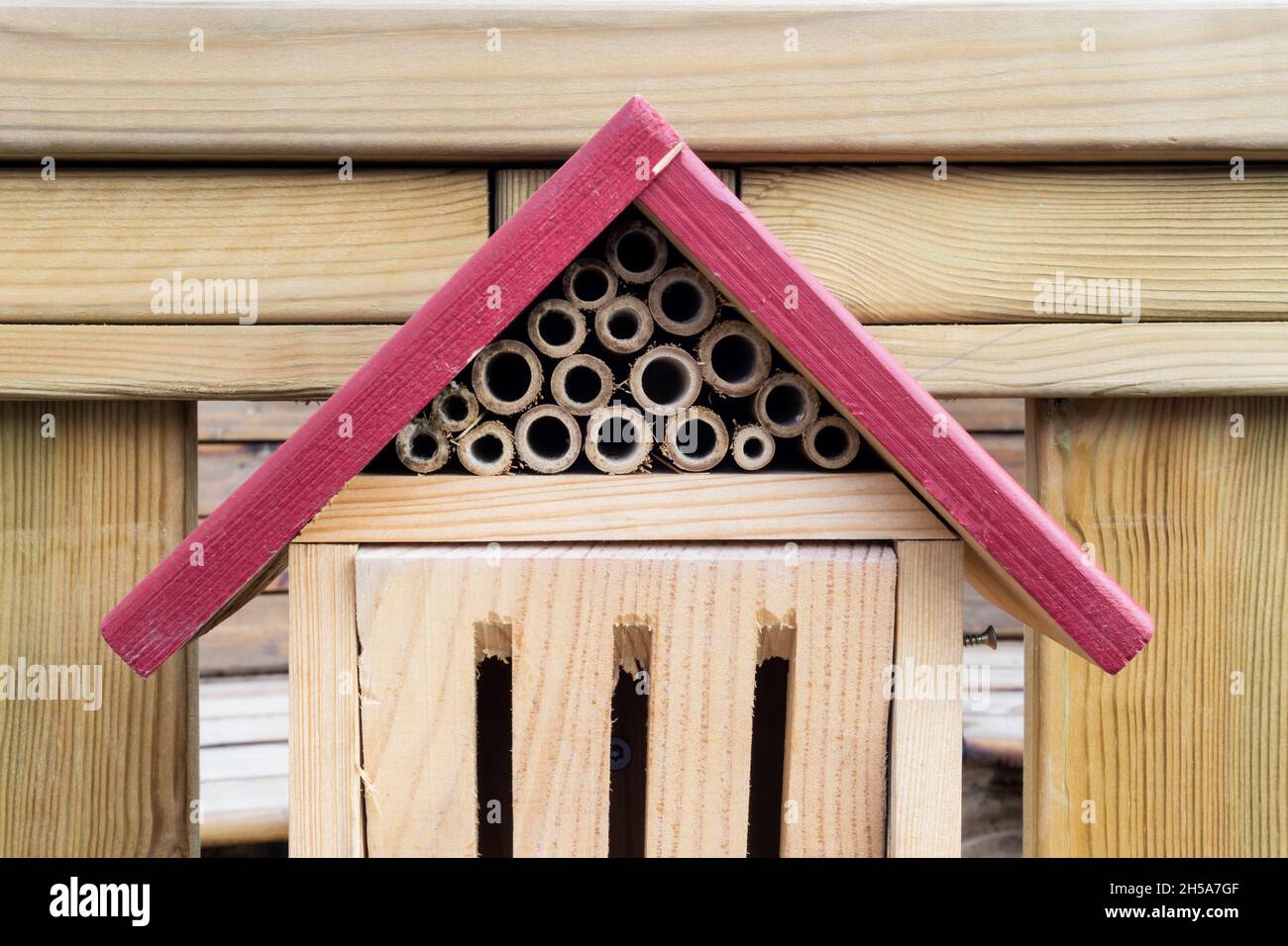 Stockholm, Suède - 29 mars 2021 : toit rouge sur le haut de l'hôtel des insectes fixé sur une clôture en bois Banque D'Images