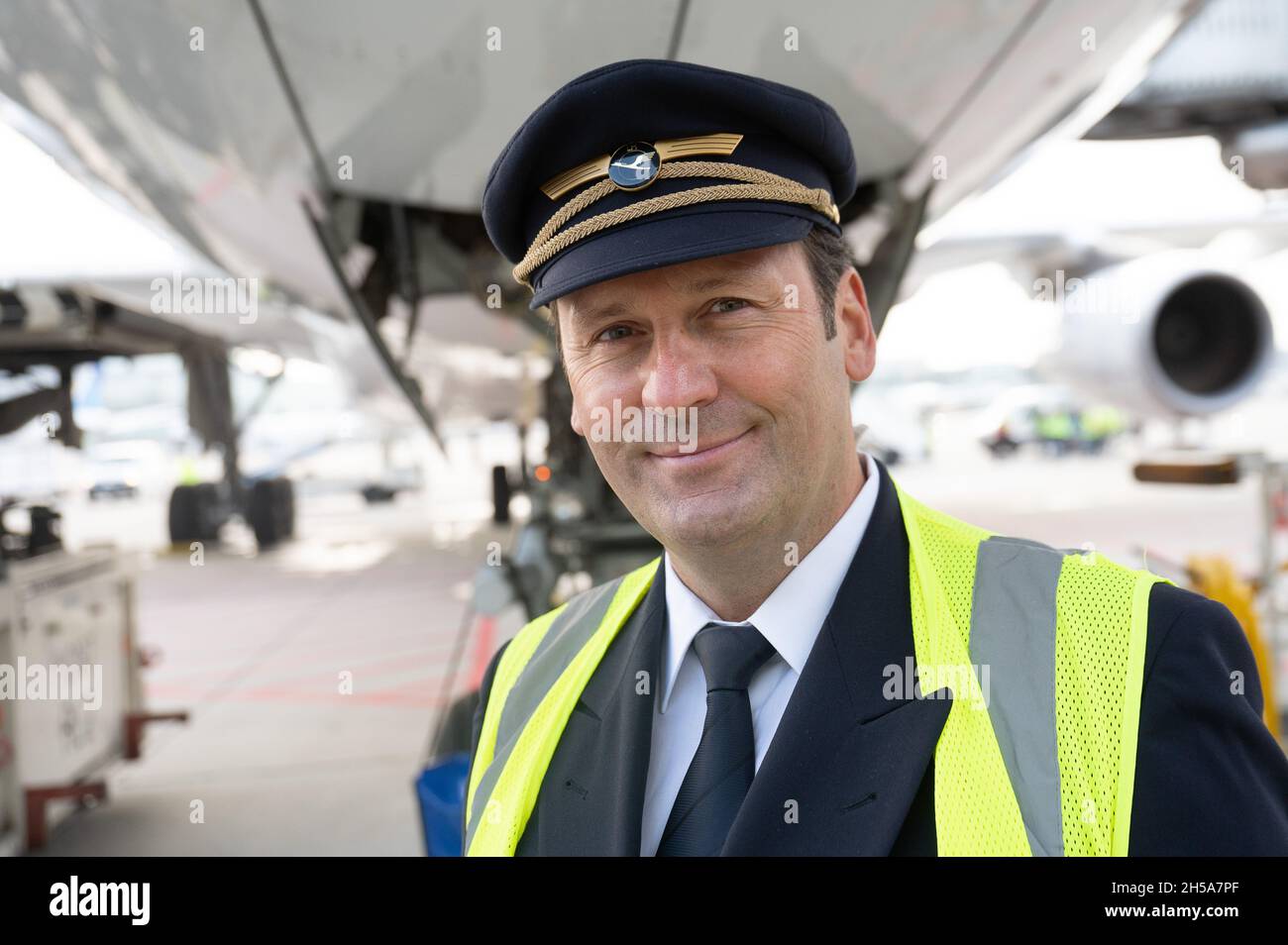 08 novembre 2021, Hessen, Francfort-sur-le-main : le capitaine de Lufthansa Frank Dunz se trouve devant son avion à l'aéroport de Francfort, qu'il va prendre pour New York.À partir du 8 novembre, les vols avec des citoyens de l'UE vaccinés vers les États-Unis seront à nouveau autorisés.Photo: Sebastian Gollnow/dpa Banque D'Images