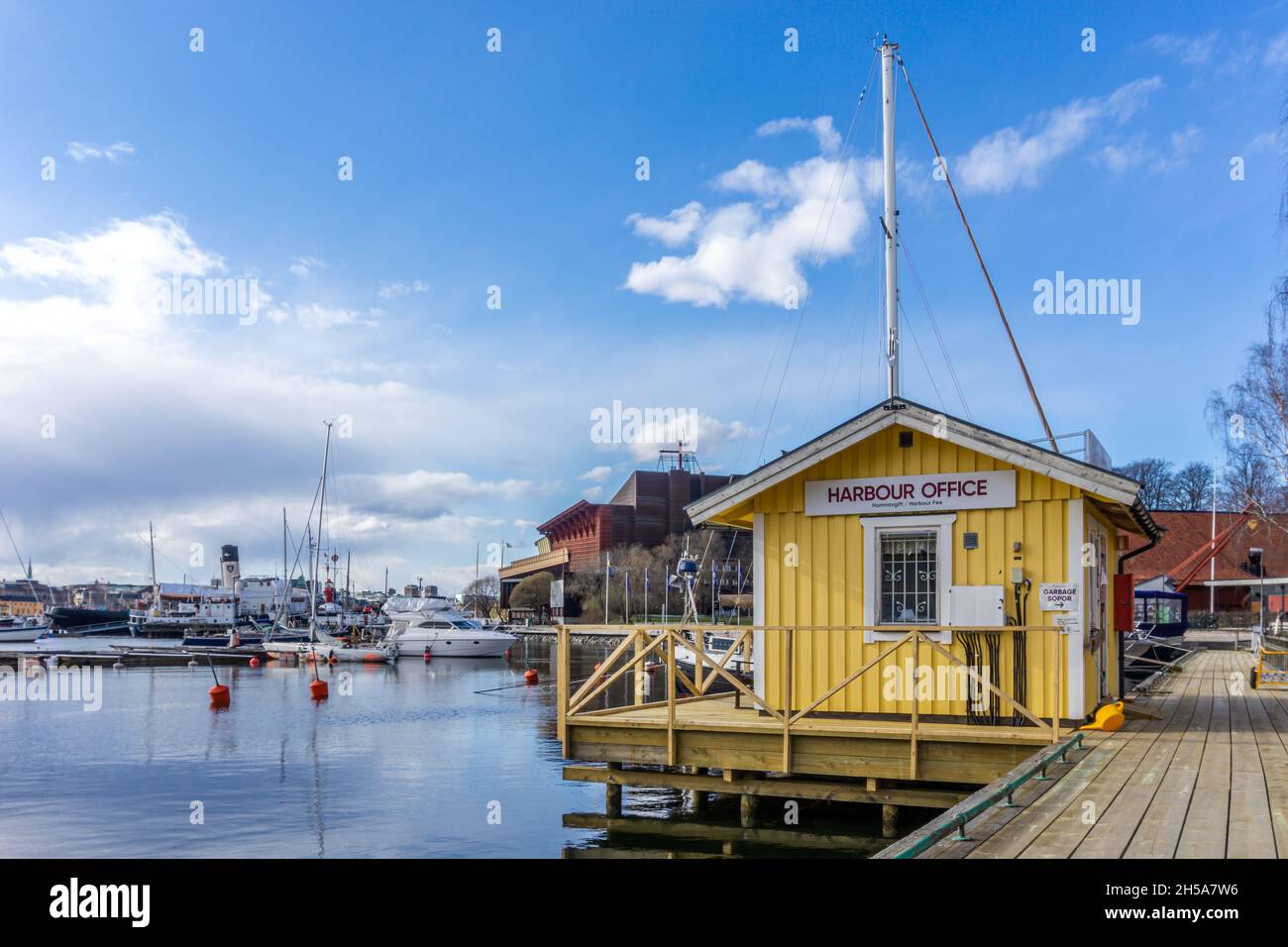 Stockholm, Suède - 8 avril 2021 : bureau portuaire en bois jaune à  Stockholm Photo Stock - Alamy
