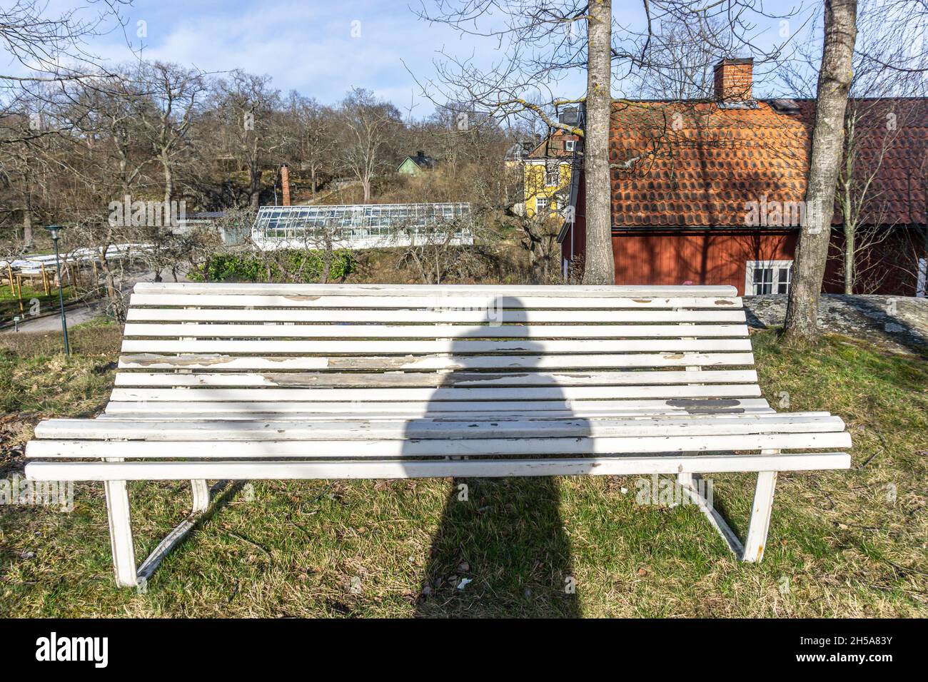 Stockholm, Suède - 6 avril 2021 : une ombre de personne restant devant le banc blanc Banque D'Images