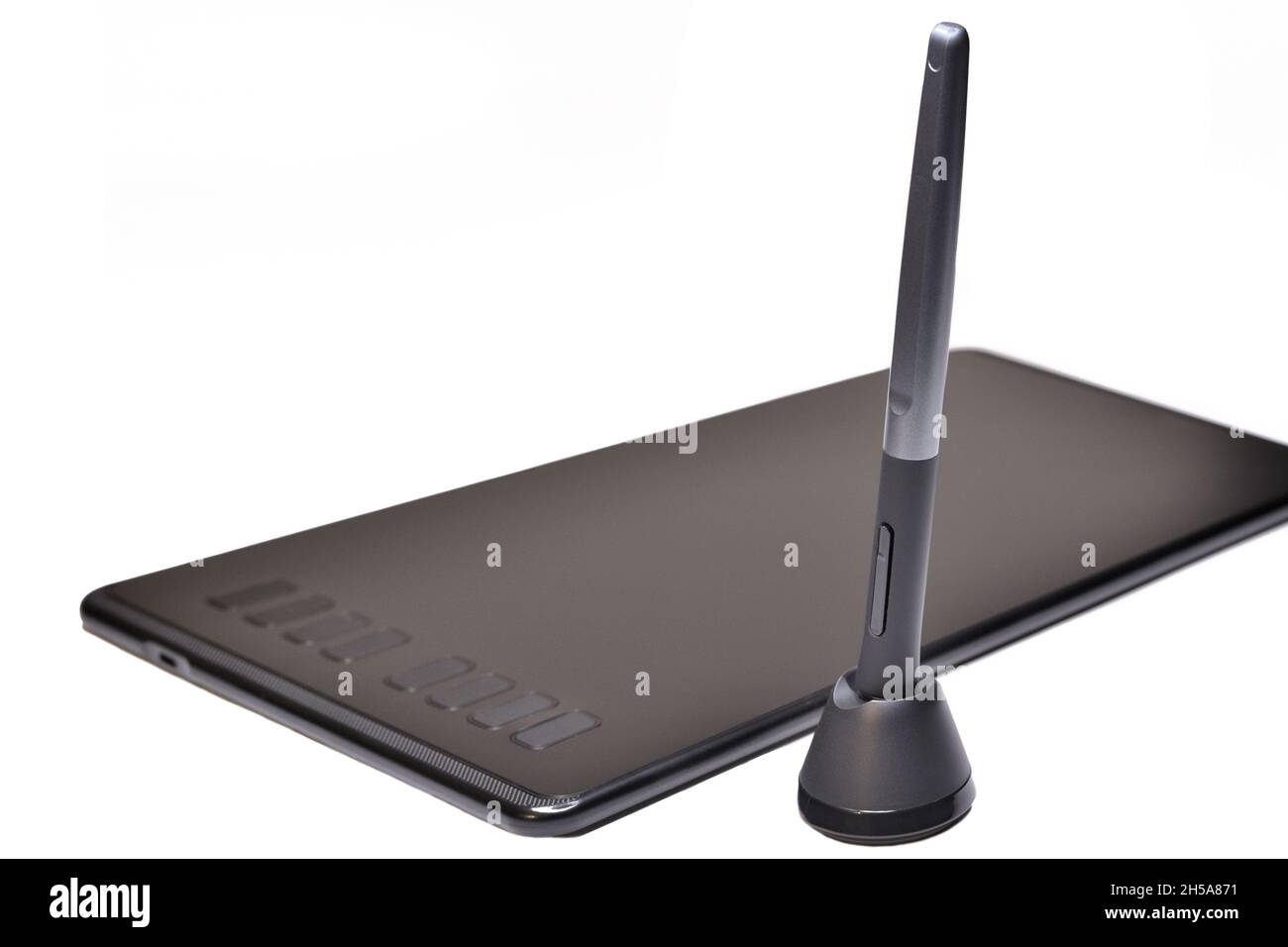 Stylo numérique et tablette graphique sur fond blanc.Stylet et tablette numérique en tant que périphérique d'entrée informatique pour le dessin d'images, d'animations et de graphiques Banque D'Images