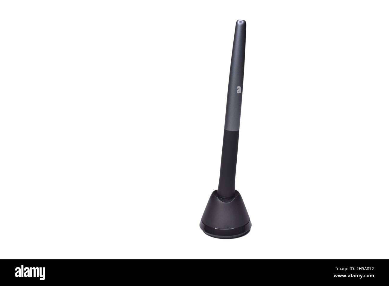 Stylo numérique dans le support pour tablette graphique sur fond blanc.Stylet comme périphérique d'entrée numérique pour dessiner des images, des animations et des graphiques. Banque D'Images