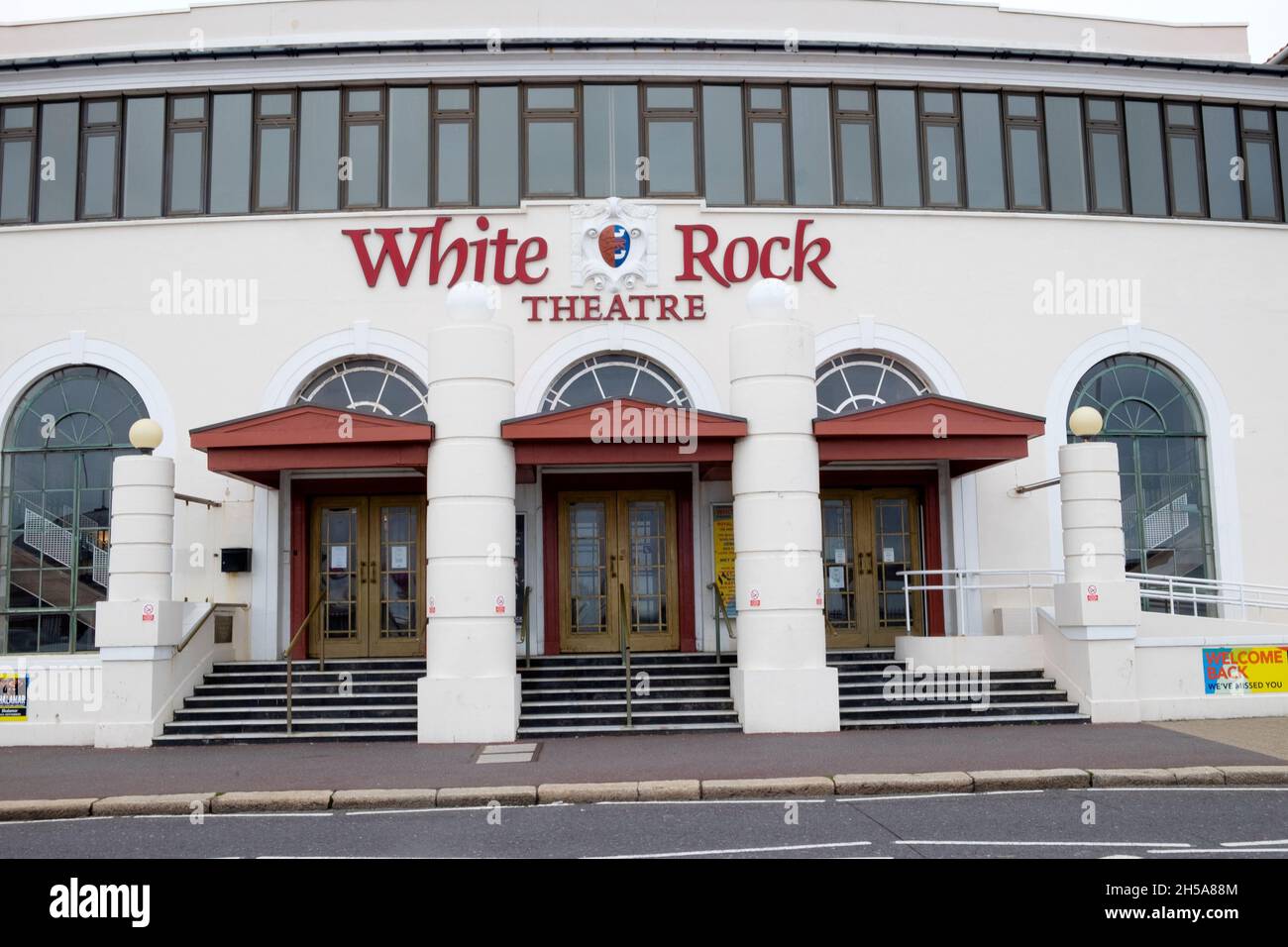 Vue extérieure devant le bâtiment du théâtre White Rock à Hastings, Angleterre KATHY DEWITT Banque D'Images