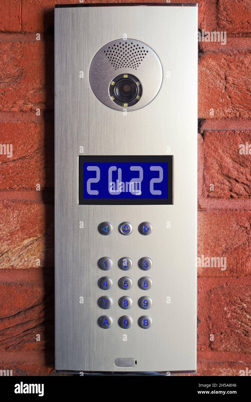 2022 numéro sur l'écran de l'interphone, vidéo et système de sécurité vocale à l'entrée de la maison en hiver la veille des vacances.Protection et sécurité Banque D'Images