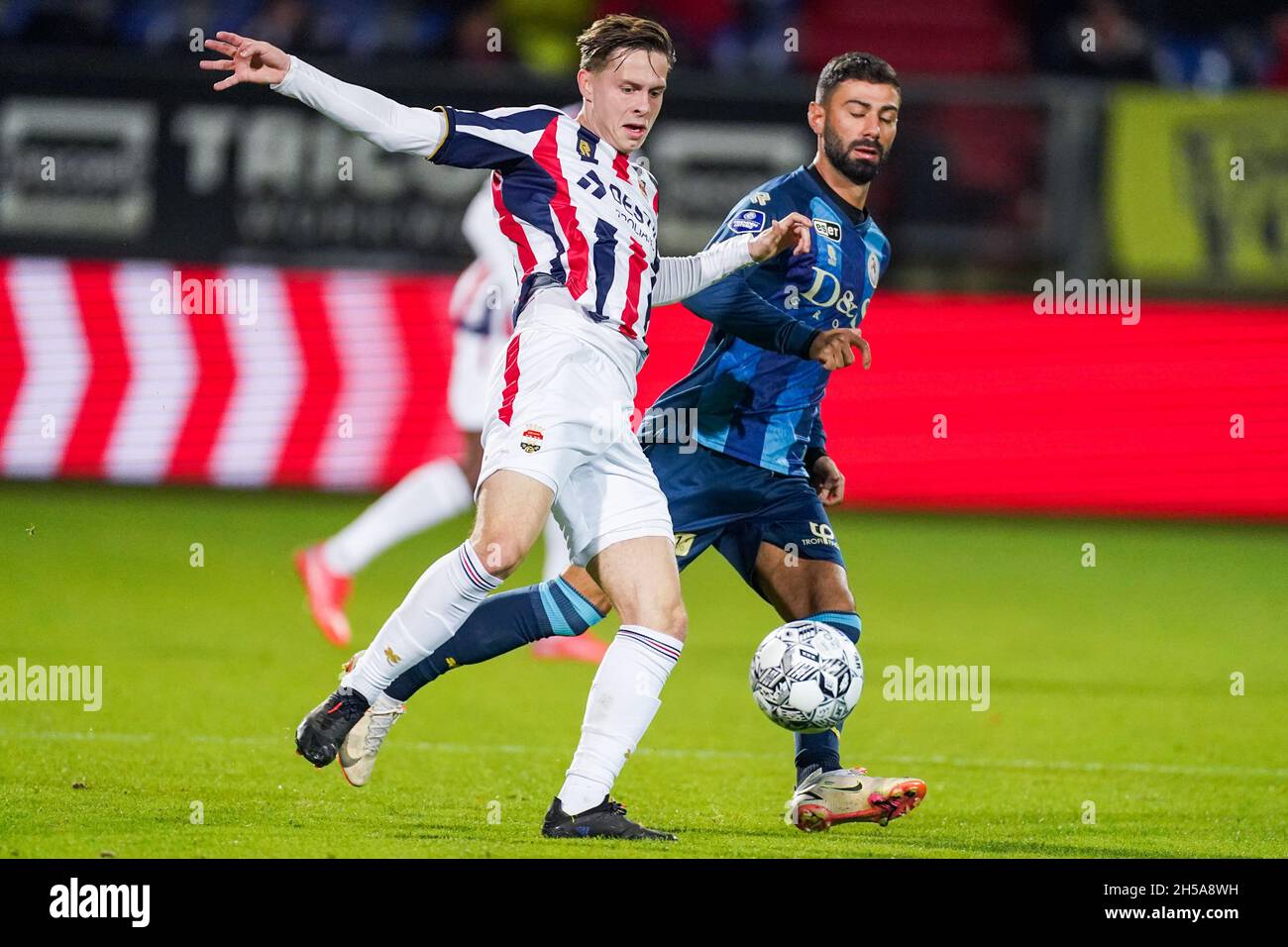 TILBURG, PAYS-BAS - NOVEMBRE 6 : Ringo Meerveld de Willem II bataille pour le bal avec Mohammed Osman de Sparta Rotterdam lors du match hollandais entre Willem II et Sparta Rotterdam au Koning Willem II Stadion le 6 novembre 2021 à Tilburg, pays-Bas (photo de Joris Verwijst/Orange Pictures) Banque D'Images