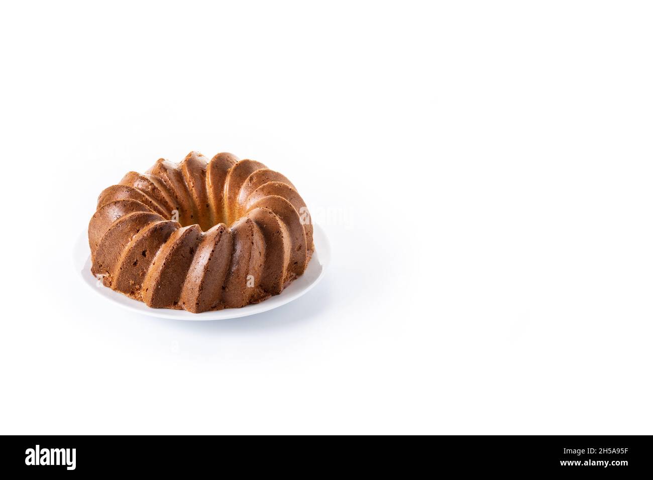 Petit gâteau traditionnel avec raisins secs isolés sur fond blanc Banque D'Images