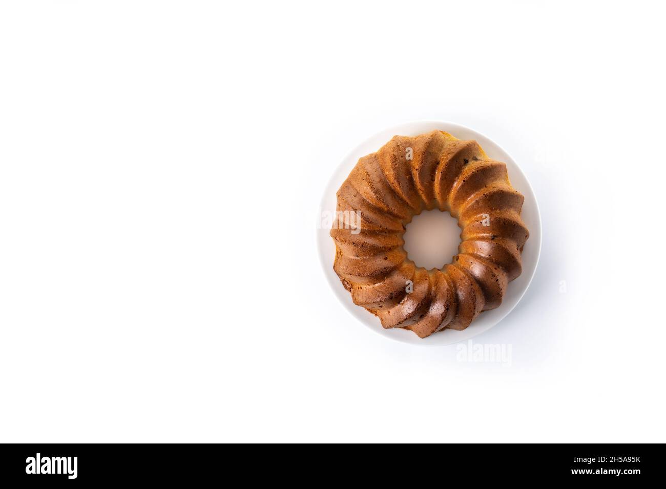 Petit gâteau traditionnel avec raisins secs isolés sur fond blanc Banque D'Images