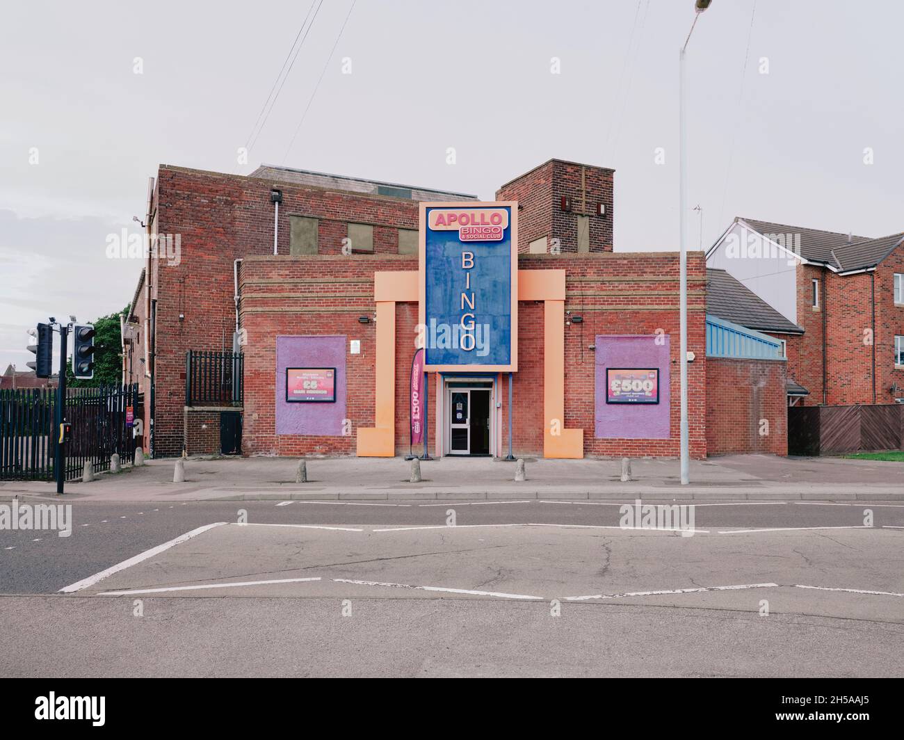L'Apollo social Club Bingo Hall, dans le comté de Durham, en Angleterre, est décoré dans des couleurs vives Banque D'Images