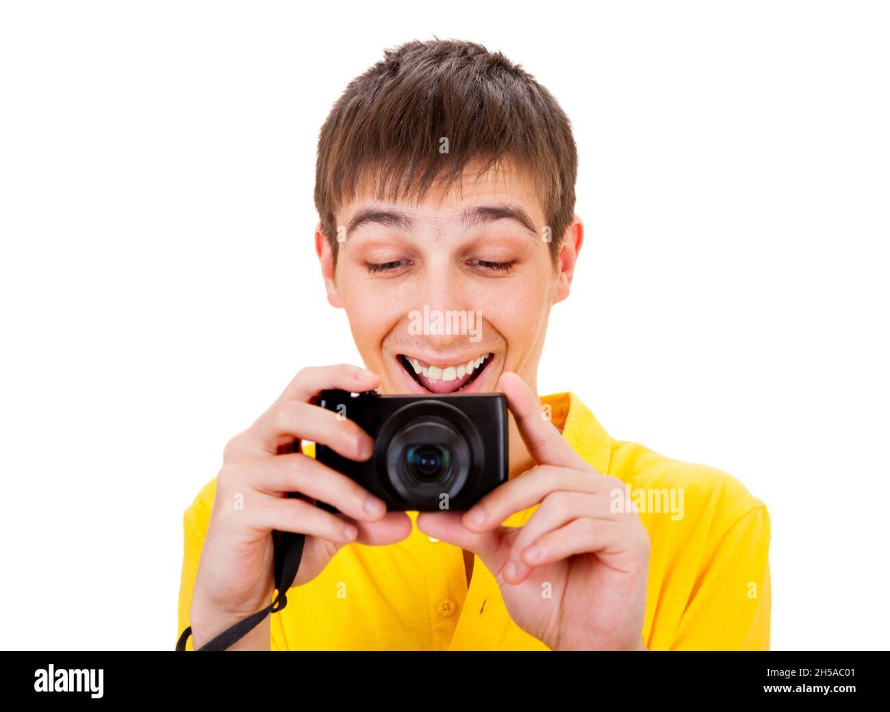Joyeux jeune homme avec un appareil photo isolé sur fond blanc Banque D'Images