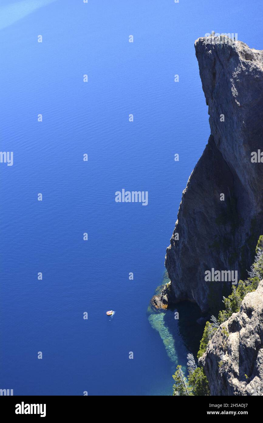 Falaise à la hauteur avec fond bleu d'eau avec bateau en caoutchouc, vacances sur l'océan Banque D'Images