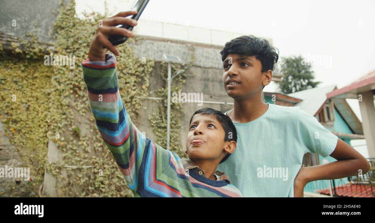 Petits frères d'Inde prenant un selfie à Shimla, Himachal Pradesh, Inde Banque D'Images