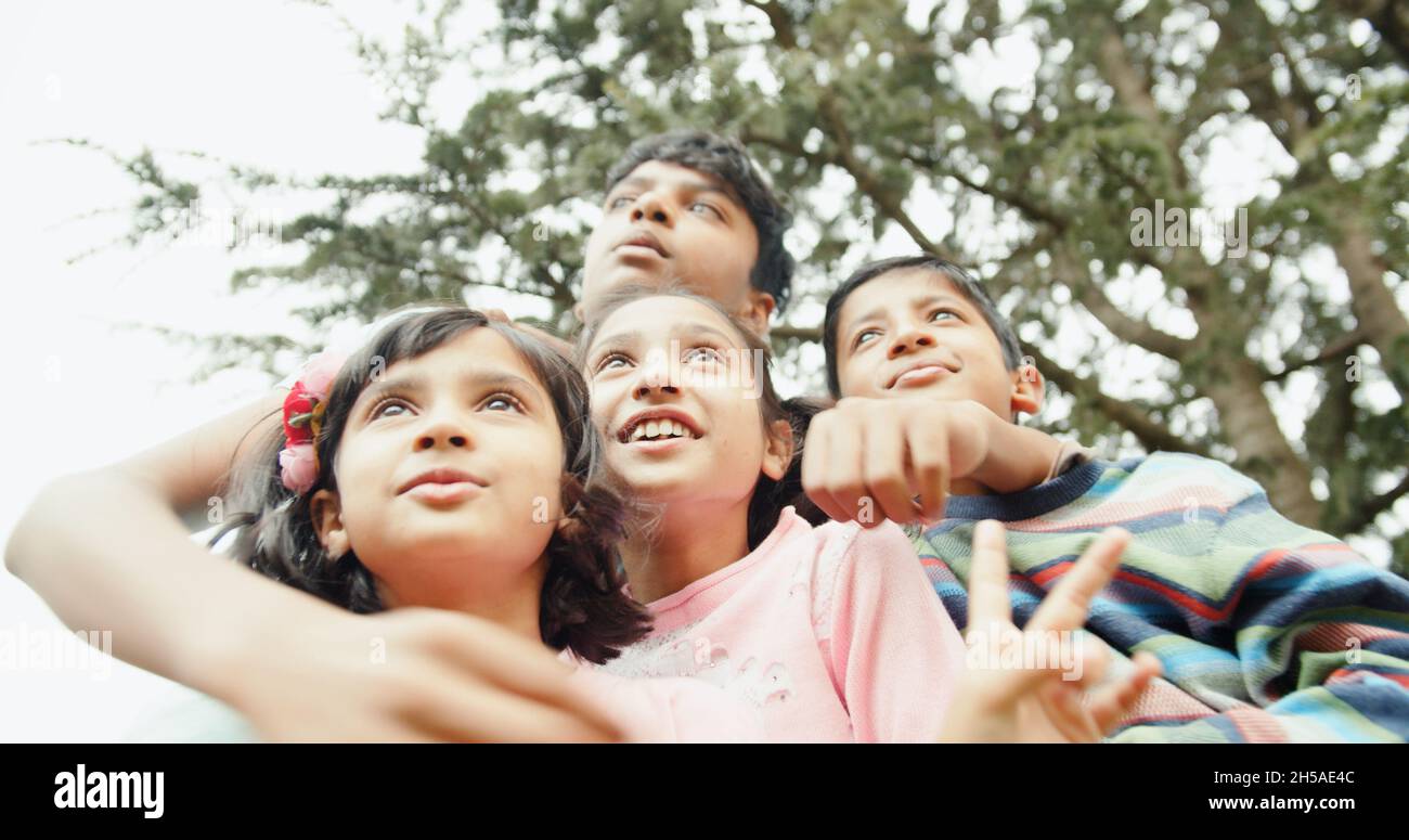 Photo de groupe de quatre petits frères et sœurs d'Inida Banque D'Images