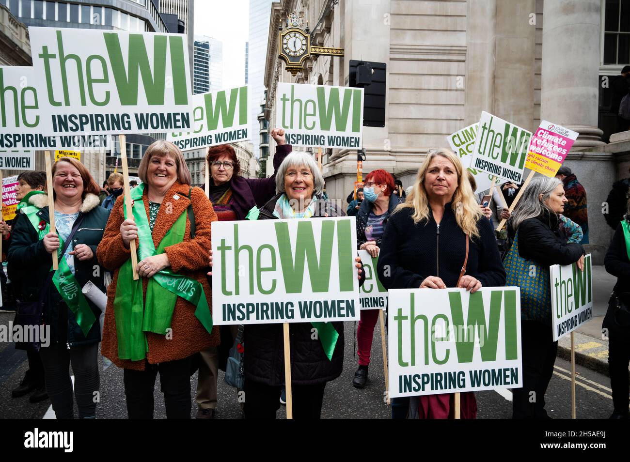 Centre de Londres 06.11.2021.Démonstration exigeant une action sur la crise climatique.Membres de l'Institut des femmes. Banque D'Images