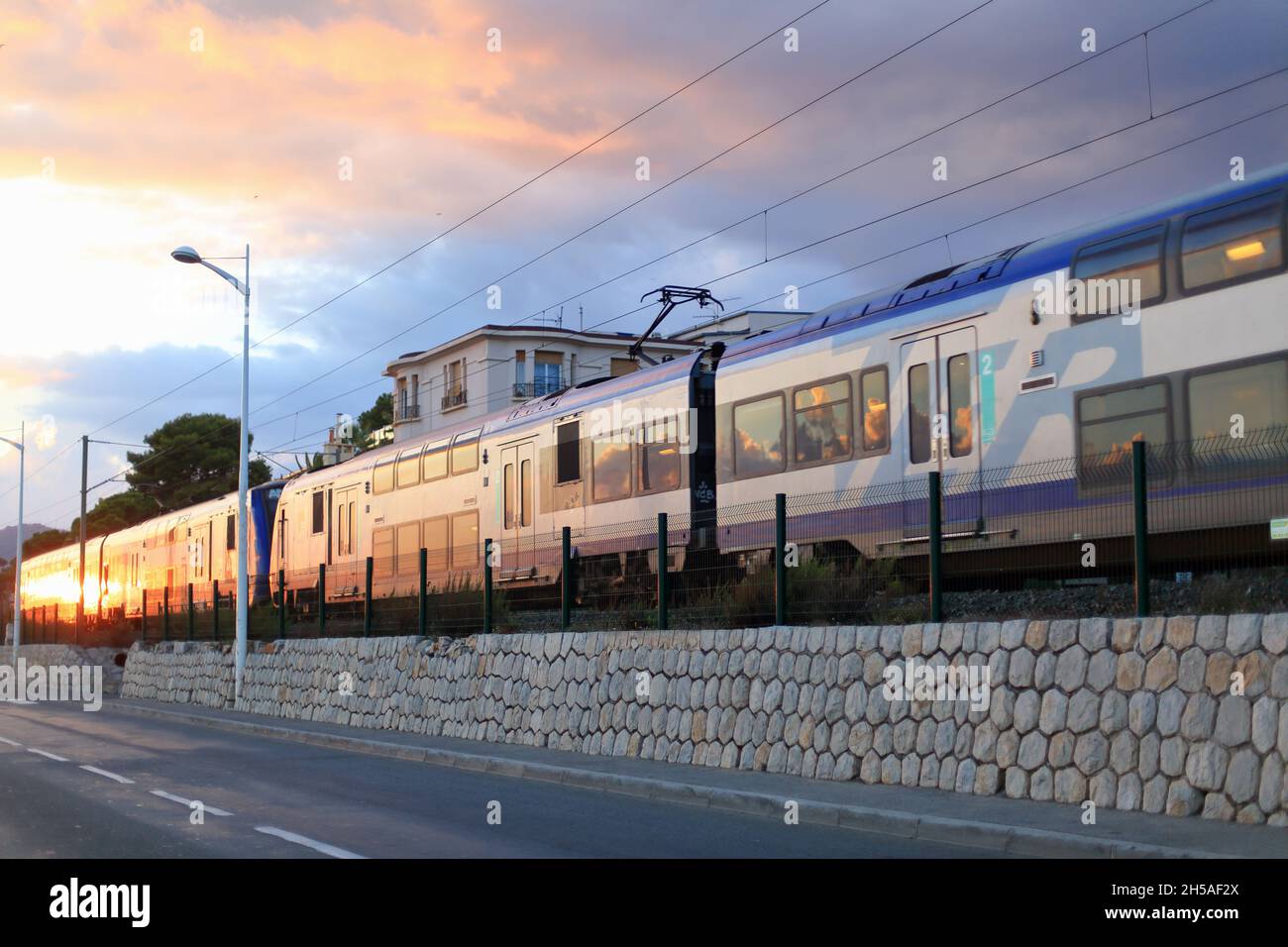 Cannes la Bocca, TER, train Alpes-Maritimes, 06, Côte d'Azur,PACA Banque D'Images