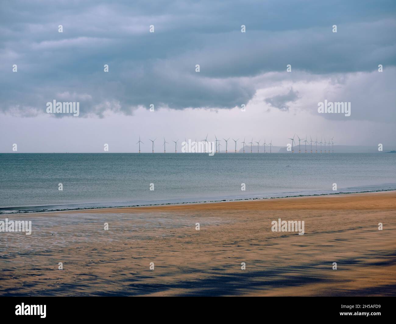 Offshore Wind Power - North Gare plage et distant offshore Teesside wiind ferme / parc à vent à Teesbay près de Redcar côte de la mer du Nord Angleterre Banque D'Images