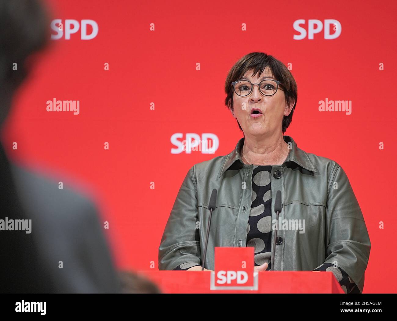 08 novembre 2021, Berlin: Saskia Esken, présidente intérimaire du SPD, donne une conférence de presse après les consultations des comités supérieurs du SPD au sujet de la nouvelle direction du parti à la Willy Brand House.Photo: Michael Kappeller/dpa Banque D'Images