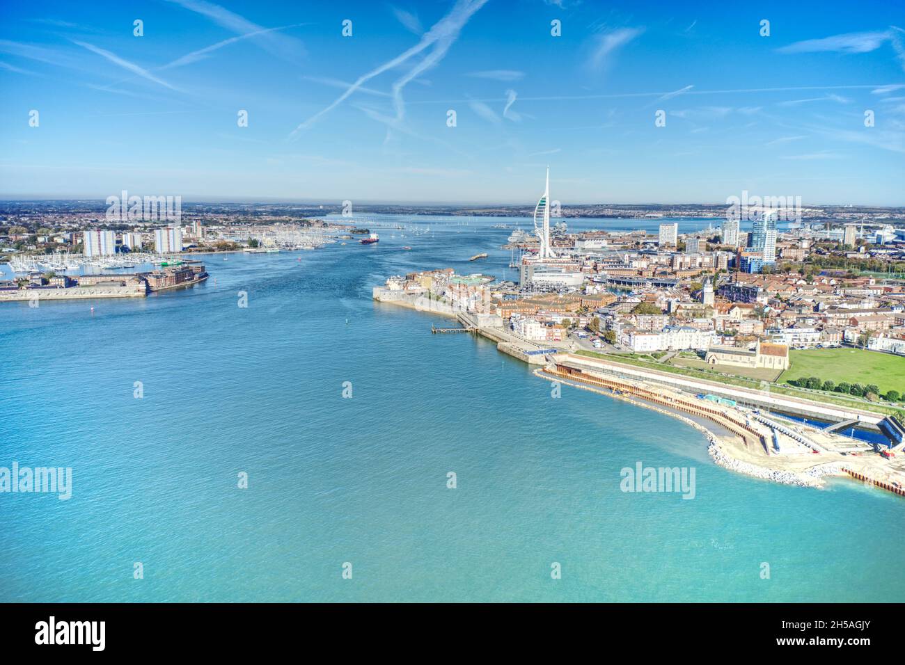 Vue aérienne de l'entrée du port de Portsmouth dans le sud de l'Angleterre avec Gosport plein de bateaux à voile et la Tour Spinnaker en vue. Banque D'Images