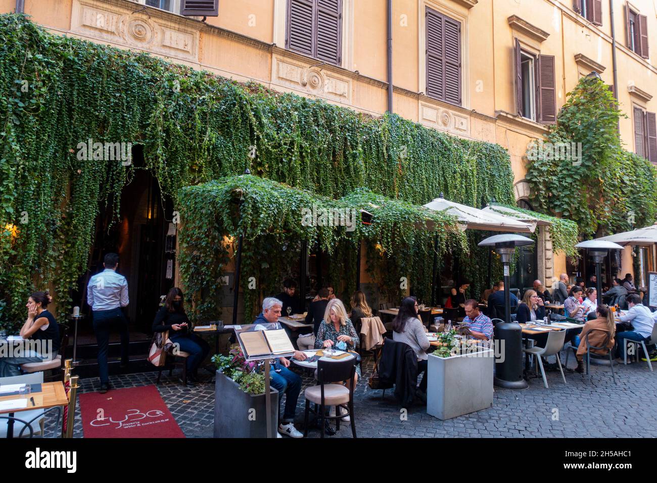 Rome, 2021 novembre : les personnes qui mangent au restaurant Cybo près de Piazza Navona Banque D'Images