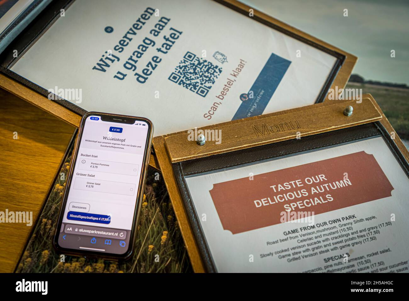 Des plats de jeu peuvent être commandés dans différentes langues par smartphone dans le Pavillon-restaurant du Parc National de Hoge Veluwe à Otterlo, pays-Bas Banque D'Images