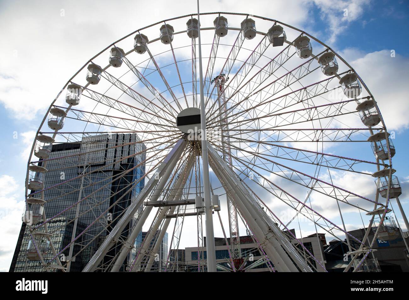 La grande roue de ferris est représentée en face de l'hôtel Hyatt sur Broad Street Birmingham.La grande roue fait partie du marché de Noël de Francfort dans la ville en novembre et décembre 2021 Banque D'Images