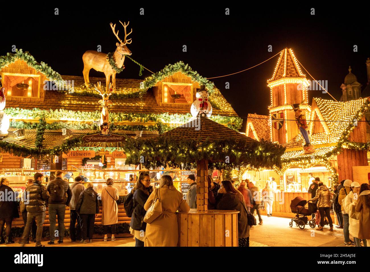 Le marché de Noël de Birmingham Francfort 2021.L'événement a été annulé en 2020 en raison des restrictions de Covid.Photo des attractions du marché de Victoria Square. Banque D'Images