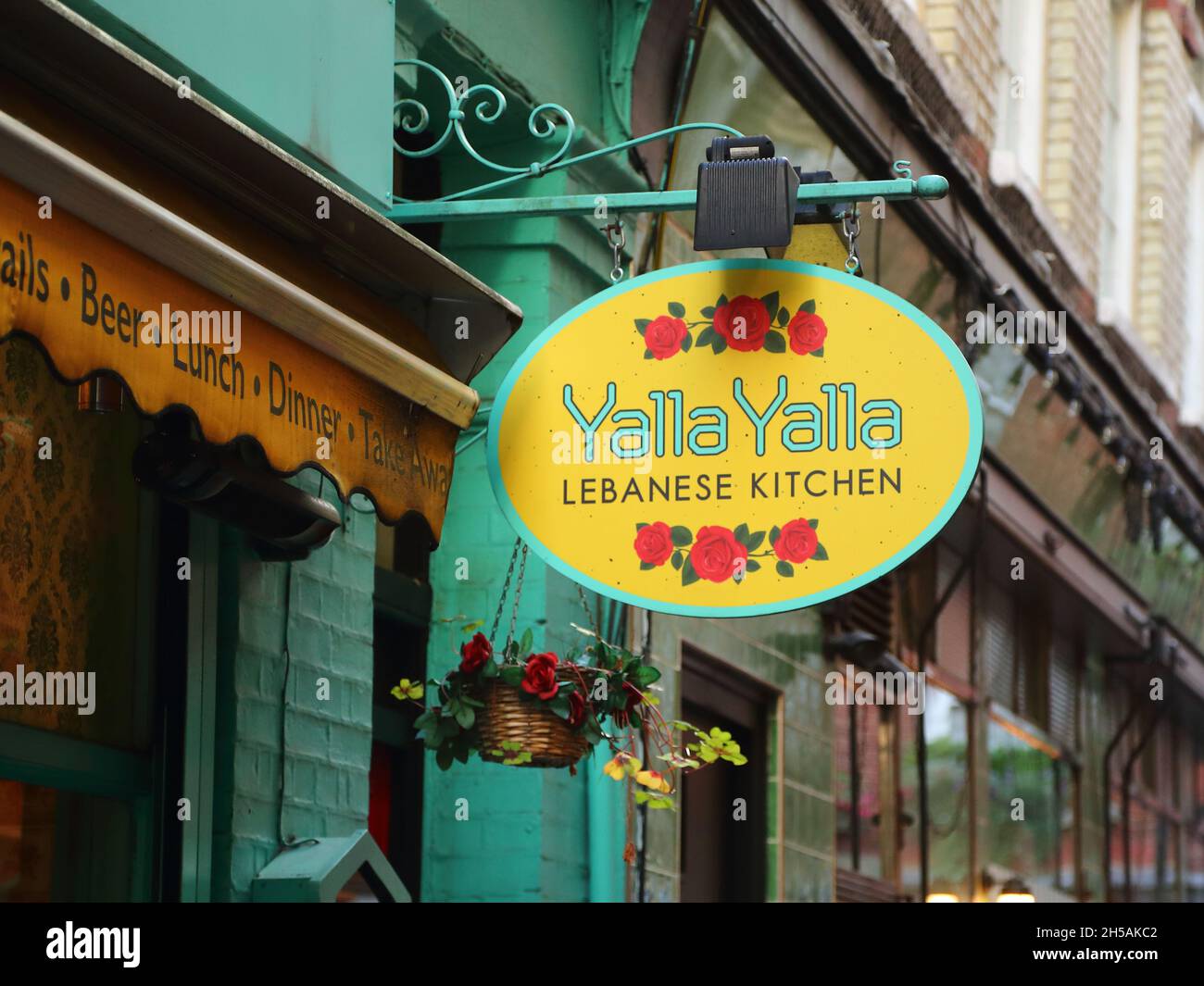 Panneau au-dessus du restaurant libanais Yalla Yalla à Londres, Royaume-Uni Banque D'Images