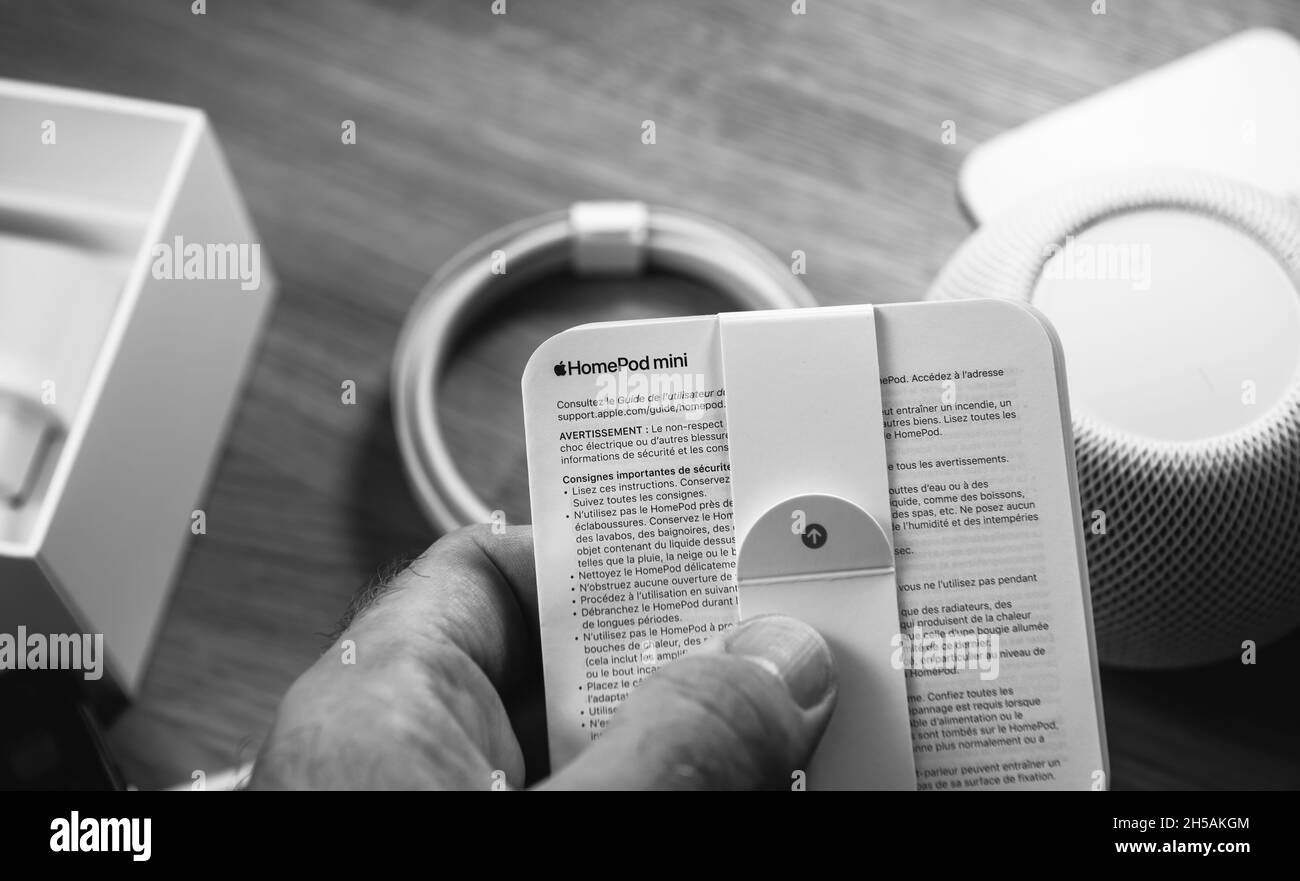 Homme qui a déballer le dernier haut-parleur intelligent Apple Computers HomePod Mini Banque D'Images