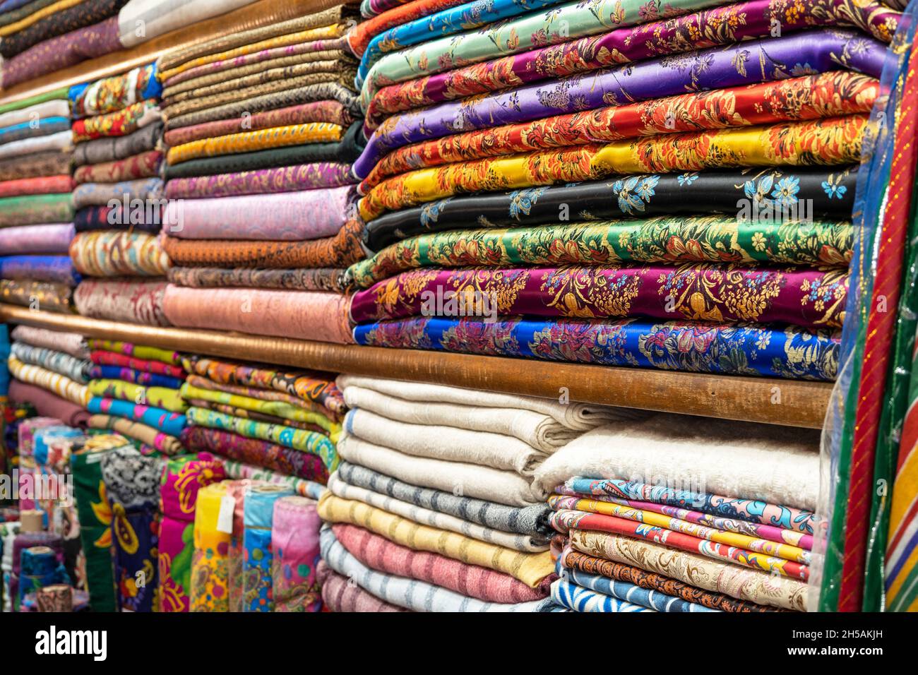 Textile ou tissu coloré sur un marché asiatique de la rue, étagères avec rouleaux de tissu et de textile Banque D'Images