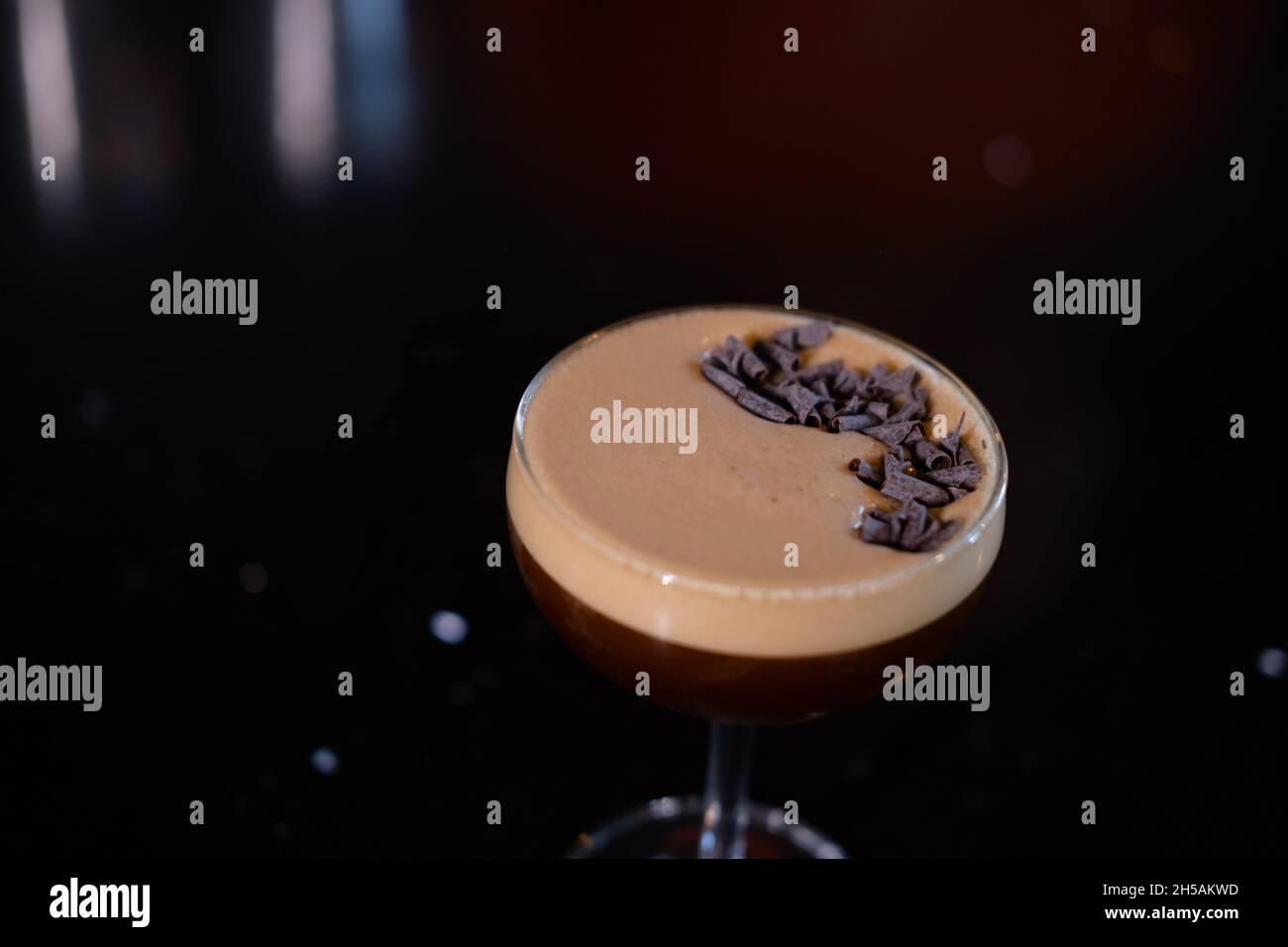 Cocktail espresso Martini garni de chocolat râpé.Cocktail d'alcool. Banque D'Images