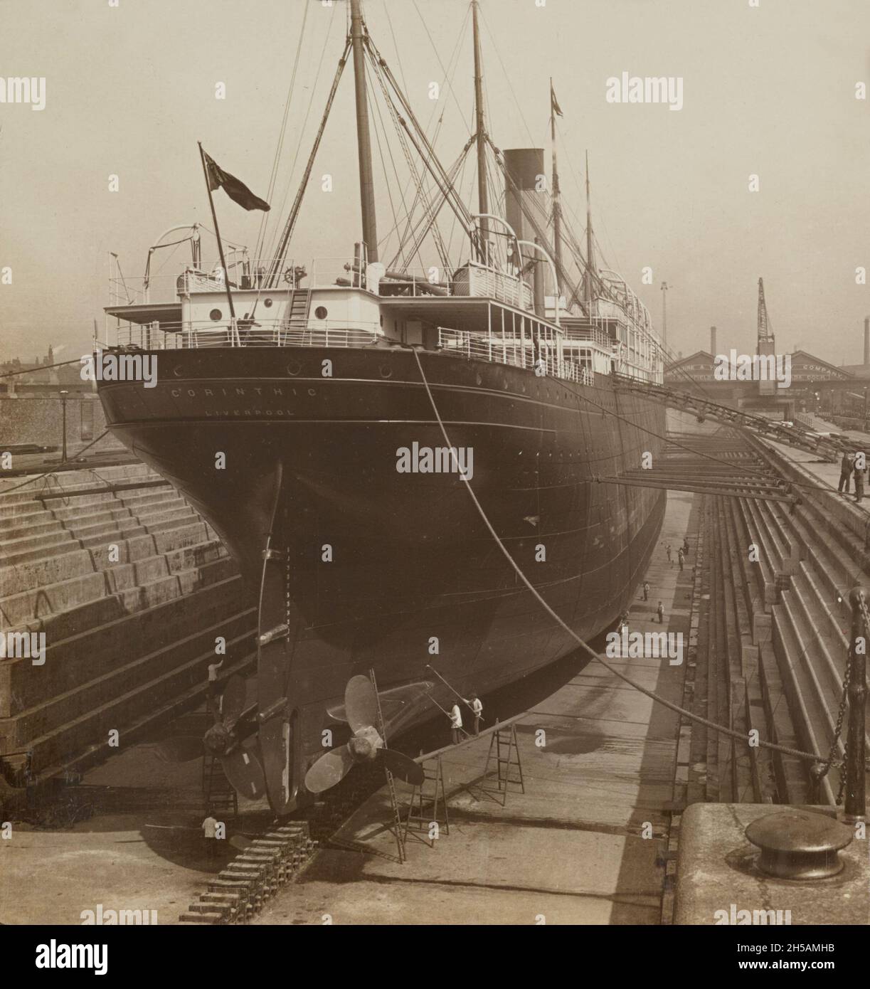 Photo ancienne datée de 1903 du paquebot SS Corinthic en cale sèche pour l'entretien à la ville de Liverpool en Angleterre. Construite par Harland et Wolff à Belfast, elle a été lancée en 1902 pour les compagnies maritimes britanniques White Star Line et Shaw, Savill & Albion Line. Elle a opéré comme un paquebot combiné de transport de marchandises et de passagers de Liverpool à la Nouvelle-Zélande. Le SS Corinthic a été mis au rebut en 1931 Banque D'Images