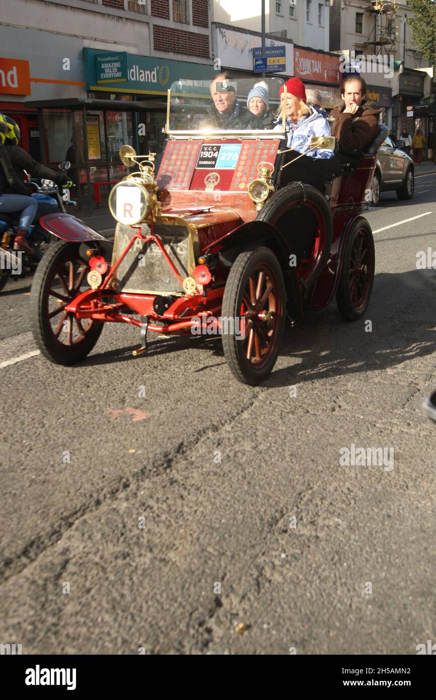 Sussex Royaume-Uni 7 novembre 2021.Une voiture fabriquée en 1904 par Darracq en France traverse les rues de Brighton.Le Veteran car Run 2021 de Londres à Brighton retourne sur les routes entre la capitale et la côte après une pause COVID en 2020.C'est le 125e anniversaire des événements.Roland Ravenhill/Alamy Banque D'Images